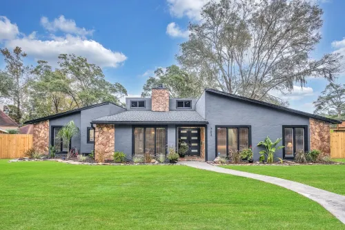 Beautiful Lake getaway with pool, upgraded, pet friendly with lots of extras!!