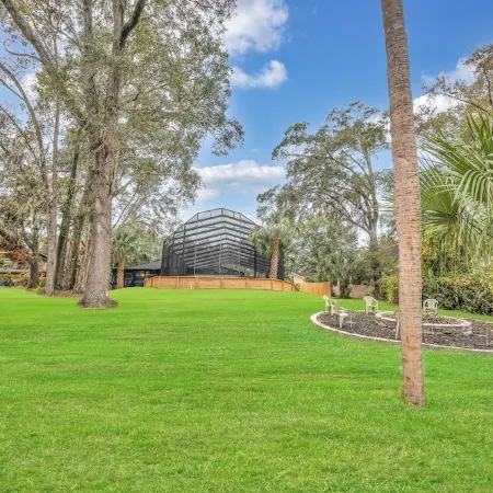 Beautiful Lake getaway with pool, upgraded, pet friendly with lots of extras!!