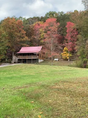Private 2 bedroom Cabin with Large Covered Deck Hotels in Jackson County