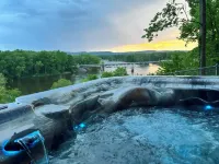 Eagles Nest- River View Cabin Hotels in Freeman