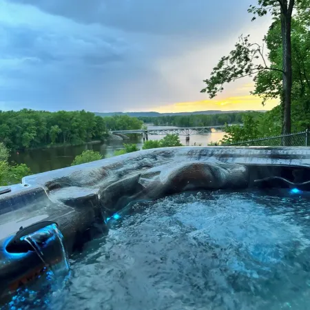 Eagles Nest- River View Cabin