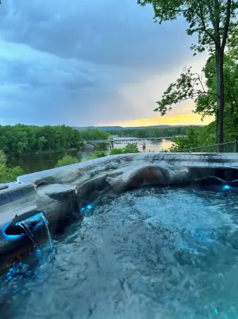 Cozy 3-bedroom cabin - sleeps 10- HOT TUB- river view