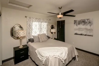 Free Heated Pool, RV Garage, Hot Tub, Music, Views