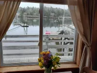 3 one-bedroom fully equipped cottages with free WIFI /weekly rental Hotels in Southport