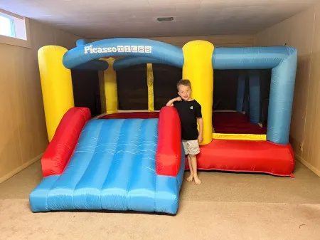 Walk Downtown, Charming 3 Br -2 King Beds, Porch, Fire Pit, Theatre, Fenced Yard