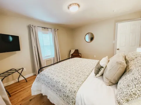 Pristine Cozy Walkable Downtown 2Br Getaway