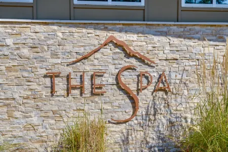 Vintage Golf Course View Condo Near Mt. Hood/Skiing - Wood Fireplace