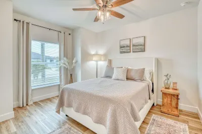 Honeycomb Haven: 3 Bedroom, 6 Guests, Waterfront Dock, Kayaks, Ocean