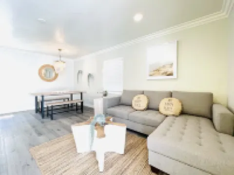 923-Sandbox- Beach Cottage With Parking!