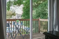 6 Br Family and Friends Retreat- Pool, Theatre, Walk to Notre Dame & Restaurants