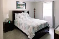 Private home has WIFI, Fireplace, Fire pit, Full Kitchen, 4 mile from Lancaster!