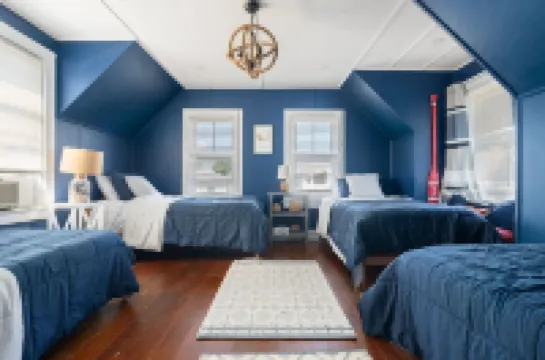 6-bedroom Oasis house in Onset w/ HUGE backyard, Firepit, Wifi, & work desk