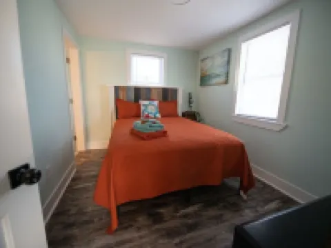 Premier, modern, fully renovated, Beach home...stroll to the beach in 3 minutes! โรงแรมในHampton Beach