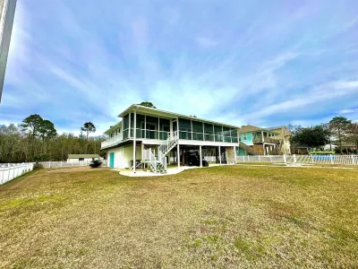 Blackwater Bay Bungalow - Pet friendly waterfront home! Hotels near City of Milton BMX Track