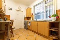 Shelley’s Seaside Stay (Garden / Parking)