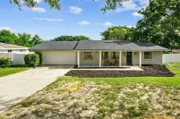 Cozy Lakefront Home w/ Pool -7 mins from Legoland