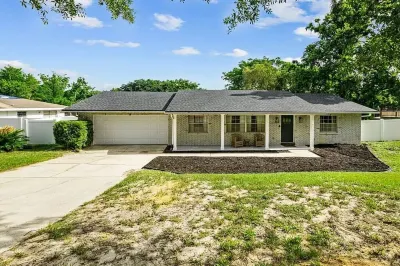 Cozy Lakefront Home w/ Pool -7 mins from Legoland Hotels near LEGO Ninjago World