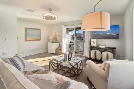 Cape Casa--Beautiful 2BR Dog-friendly  in Barrier Dunes, 200 steps to Beach