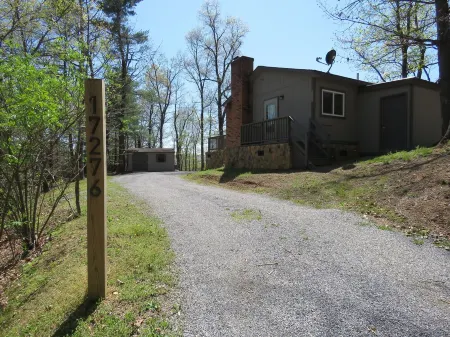 A WELL-APPOINTED CABIN, RURAL RELAXATION, FIREPIT!