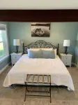 Beautifully Remodeled Lake Cottage with Stunning view of Stone Lake