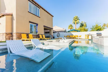 Desert Paradise: 6 King Bed, Resort Pool & Game Отели в г. Кочелла