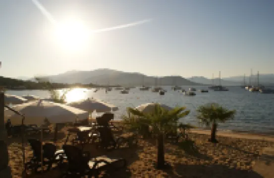 Facing the sea, 30 m from the beach, luxury villa, air-conditioned Hôtels à : Serra-di-Ferro