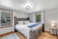 1 Mile to Lambeau–Modern historic charm.