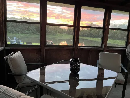 Retreat on the Creek: Home overlooking a backyard lake and the Auxvasse Creek