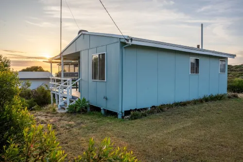 Ocean Blue Cottage ~ Stunning Ocean Views ~ All Linen Incl & Pets Welcome! Hotels in Guilderton