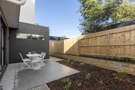 3 Bedroom Townhouse - Centrally Located Отели в г. Торки