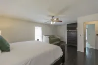 Comfy Hangout House - Sleeps 16 - Pool & Hot Tub!