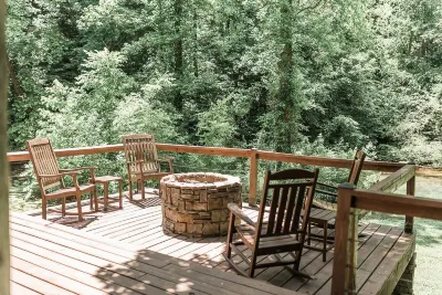 Breathtaking Log Cabin at the Stables at Strawberry Creek Hotels near Union Baptist Church