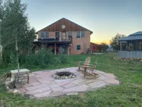 The Walden House; cozy strawbale 3-bedroom home with fitness room & Hot Tub.