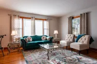 Relax, min from Louisville, Pet friendly, Entire house- fenced in backyard.