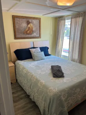 Enjoy a 3-bedroom vacation home steps to the Beach and Hampton Beach State Park Hotels in Hampton