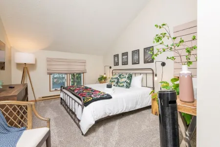 Lake access/Arcade/Hot Tub and A/C! The best Pocono community- book now!