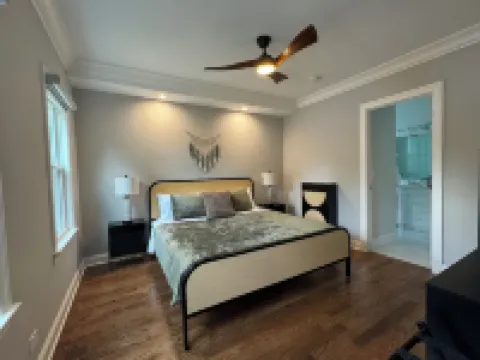 Space&style New rehab, first flr + bsmt of duplex, driveway prkng, walk to train