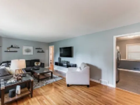 Gorgeous l 3 Season Porch l Dry Bar l Fireplace Hotels in Richfield