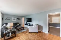 Gorgeous l 3 Season Porch l Dry Bar l Fireplace