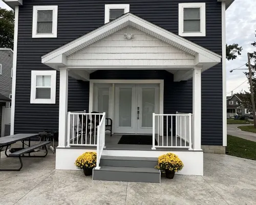 Lakefront home. Beach & park access. 8 miles to Cedar Point. 4 bedrooms 3 baths. Hotels in Huron