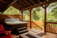 Family Cabin on Cowlitz River-Covered Deck/Hot Tub/Games! Pet Friendly!