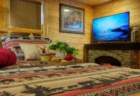Tiny Cabin-HOT TUB, private, quiet side of the Smokies