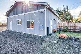 Cozy Cottage Retreat – Private Yard, Sunset Views & Peninsula Access