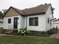 Cozy House in Central Park Neighborhood of Superior, Wisconsin.  2 Br Sleeps 8 - Wifi