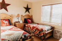 Whitefish Wonderland. Private Hot Tub - 1 mi from Downtown Whitefish.