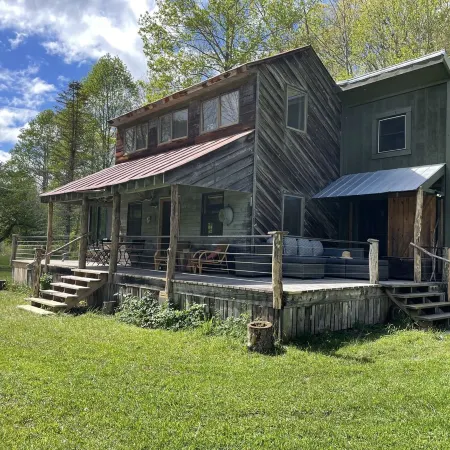 Secluded River access , restored farmhouse along Dry Fork River Отели в г. Такер