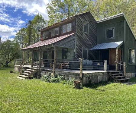 Secluded River access , restored farmhouse along Dry Fork River