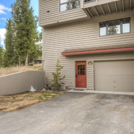 Mountain Views, Hot Tub & Sauna! Cozy Fireplace, 10-Minutes from the Slopes!