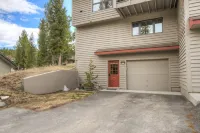 Mountain Views, Hot Tub & Sauna! Cozy Fireplace, 10-Minutes from the Slopes!