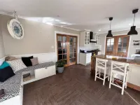 BLACKSMITHS LANE 2 BEDROOMGorgeous ultra clean 2 Bedroom/2 Bathroom cottage.